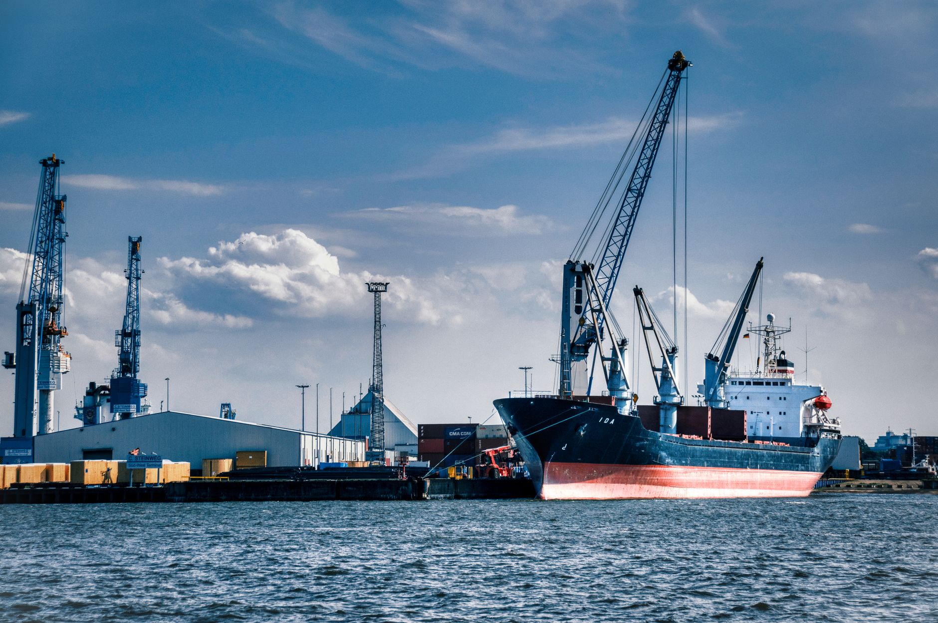 Cảng container và cần cẩu — AI cho logistics, giao nhận và xuất nhập khẩu tại Hải Phòng