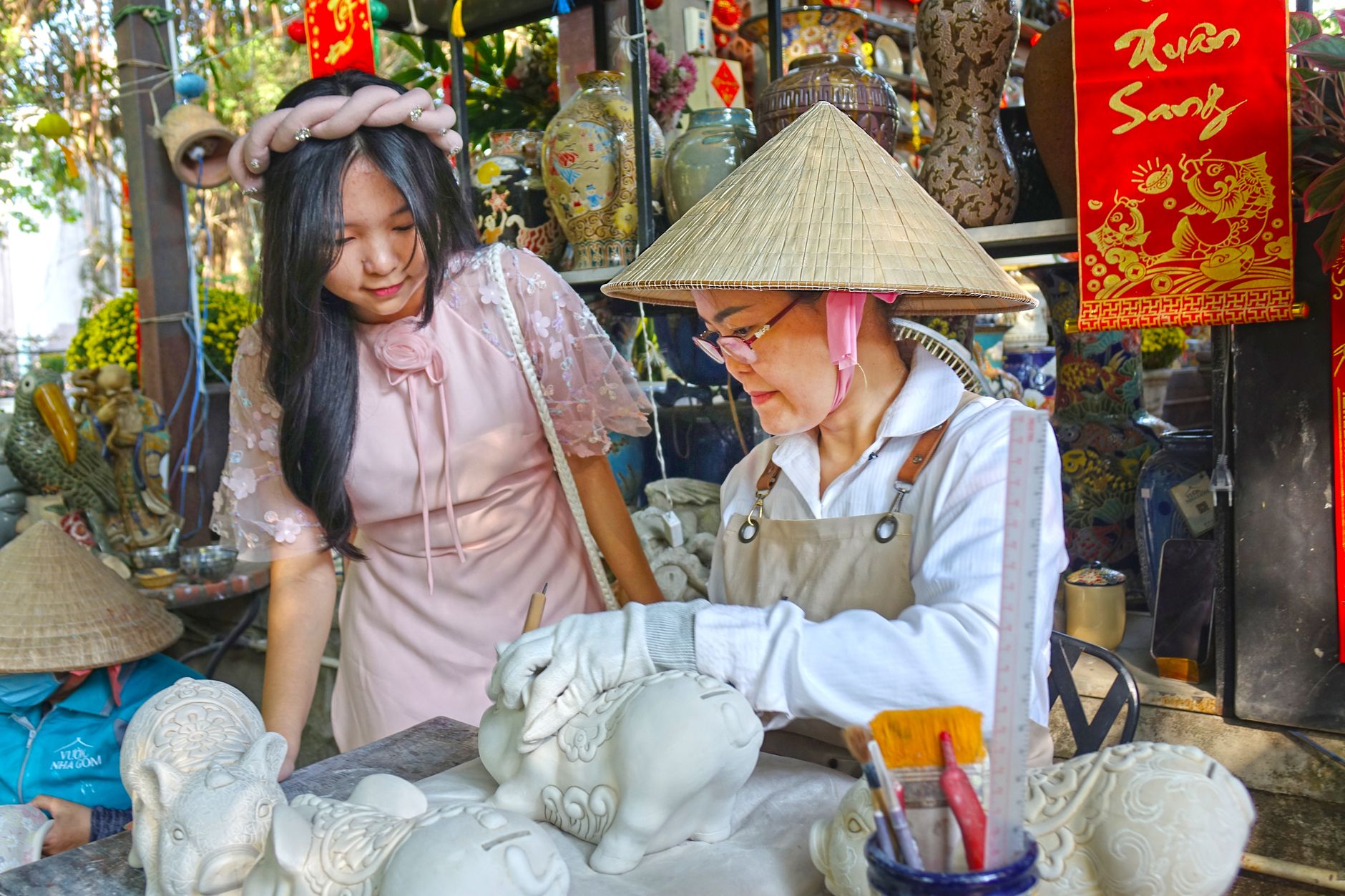 Nghệ nhân làm nghề thủ công truyền thống — dùng AI kể chuyện nghề và bán hàng thủ công Huế