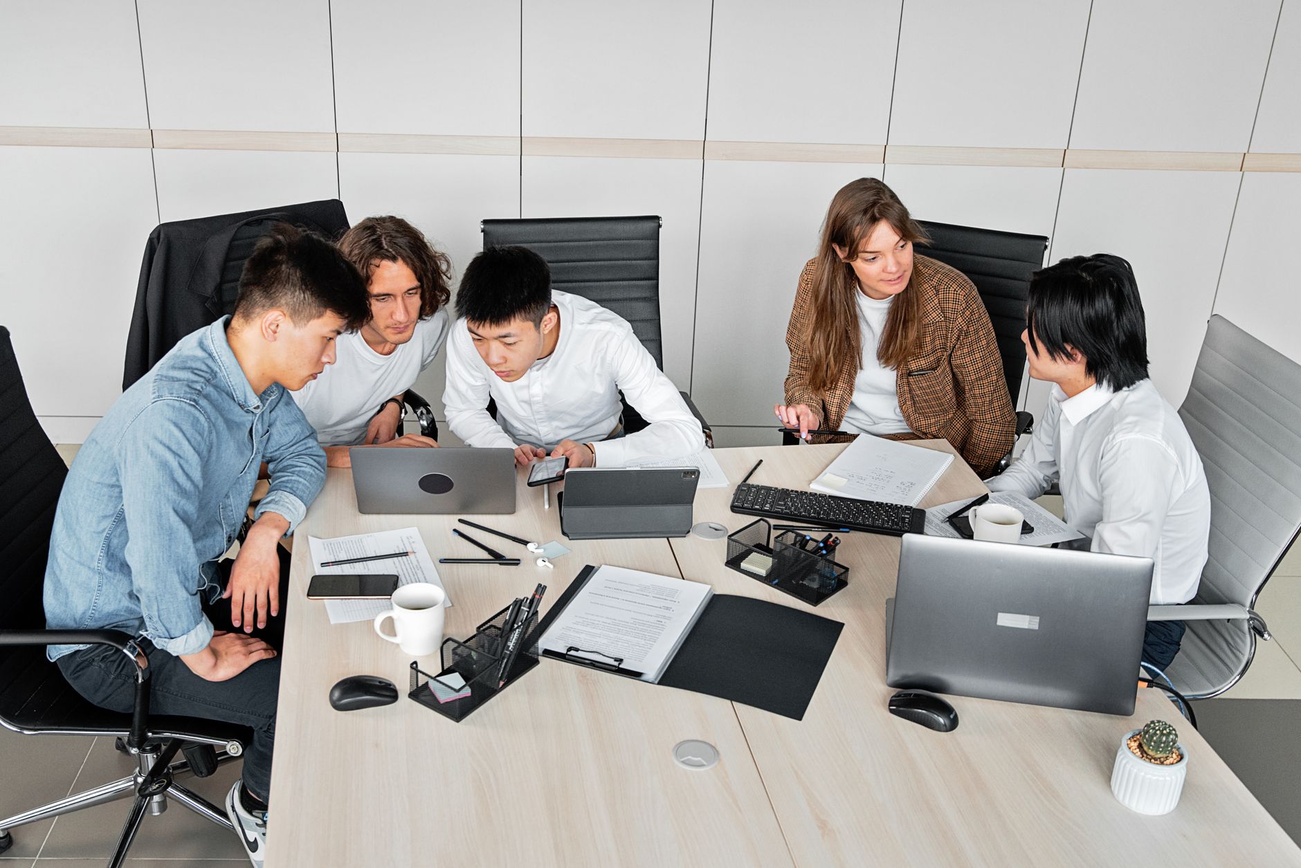 Nhóm làm việc trong văn phòng dùng laptop — lộ trình học AI 30 ngày cho doanh nghiệp Hà Nội