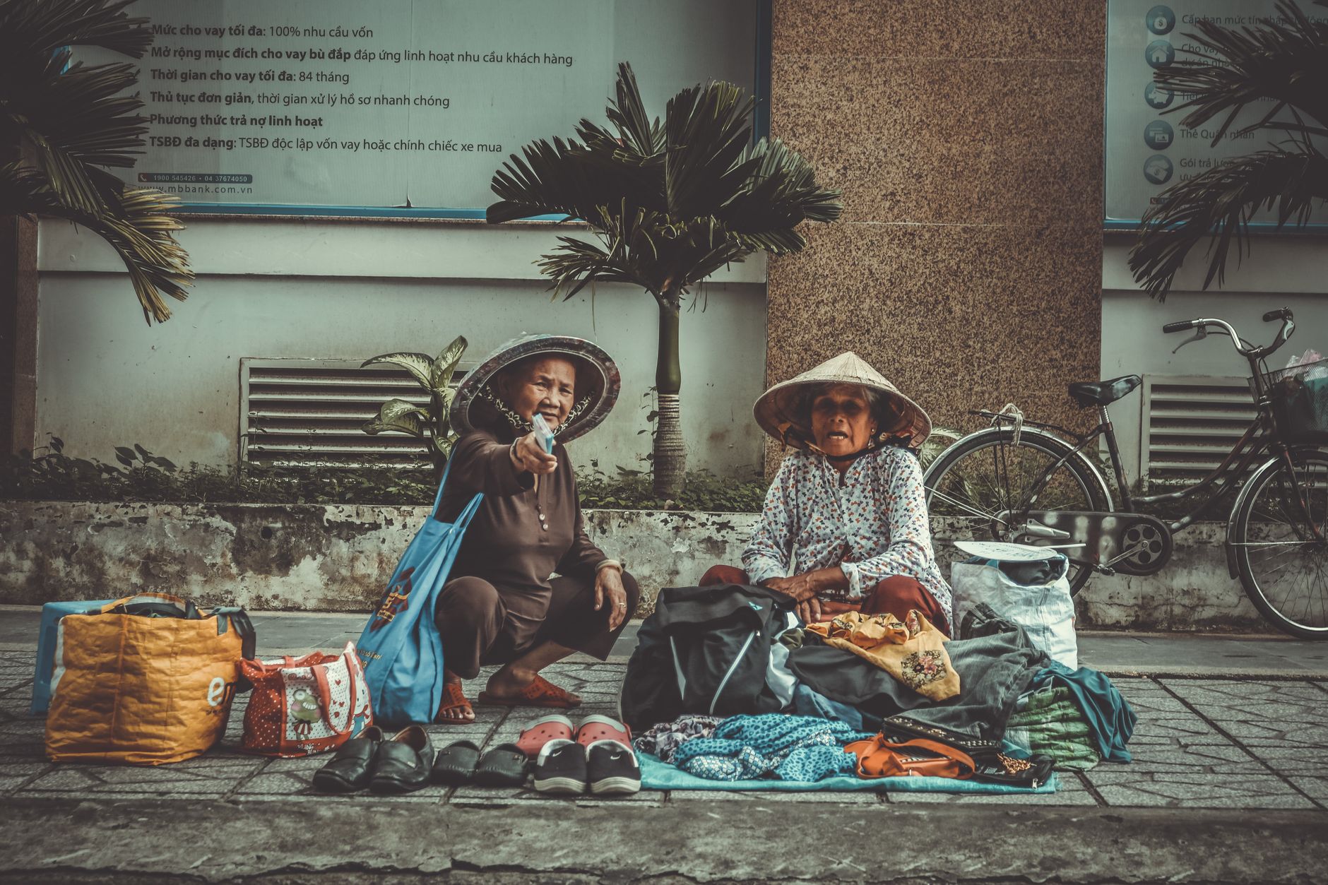 Tiểu thương chợ tại TP.HCM bán hàng — ứng dụng AI cho bán lẻ và hộ kinh doanh
